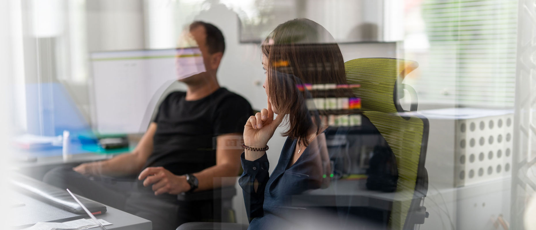 Zwei Personen im Gespräch in einem Büro der SEO-, IT- und Marketing-Agentur Studio1® in Heiligenstadt